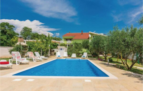  Six-Bedroom Holiday Home in Sv. Filip i Jakov  Горица